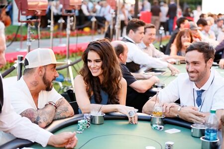 Wanita Cantik Pemain Poker 6