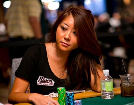 Wanita Cantik Pemain Poker 3