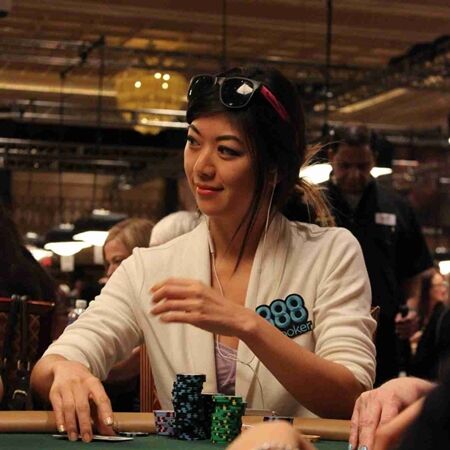 Wanita Cantik Pemain Poker 2