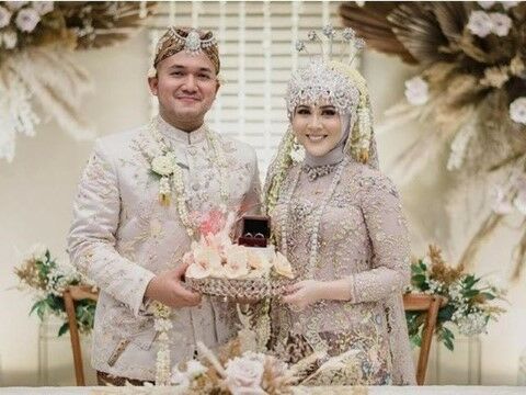 Artis Menikah Pakai Baju Adat Sunda 6df3f