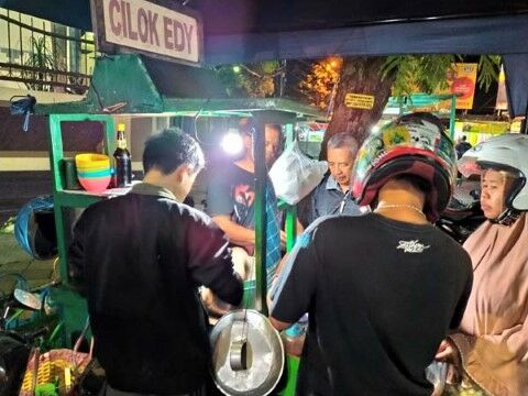 Pemilik Cilok Edy Jadi Miliarder 2f5e7