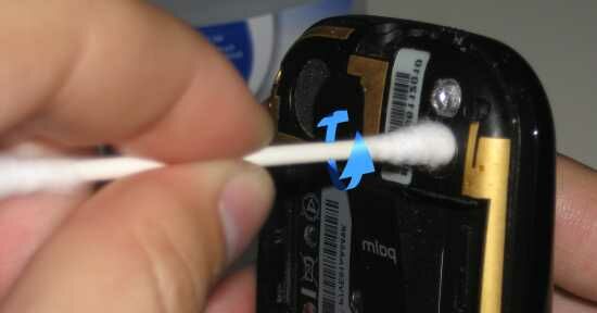 Membersihkan lensa menggunakan pembersih telinga