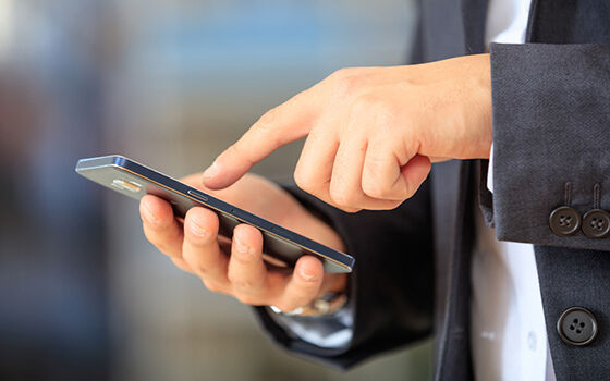 cara-memegang-smartphone-ungkap-kepribadian-04