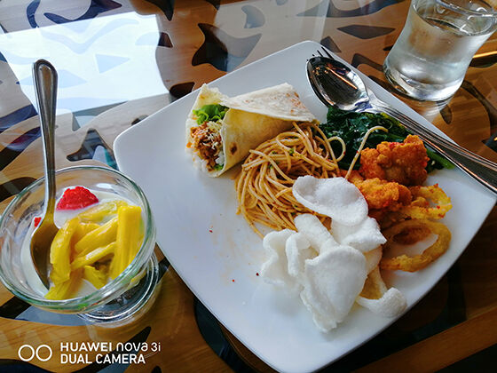 komparasi-huawei-nova-3i-vs-iphone-x-food-01