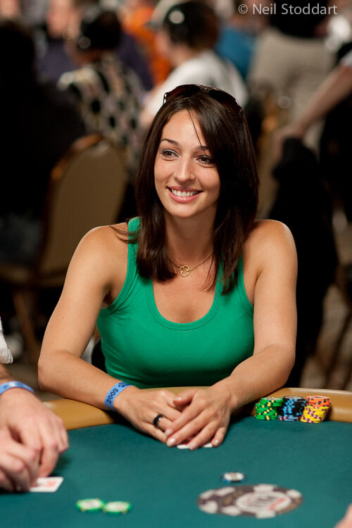 Wanita Cantik Pemain Poker 4