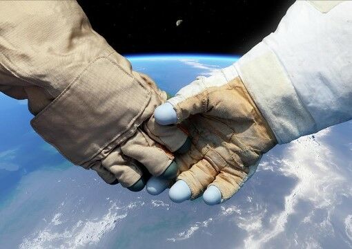 Cosmonaut And Astronaut Shaking Hands Detlev Van Ravenswaay 2e065