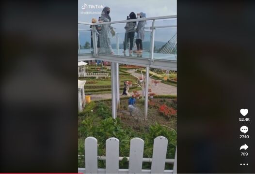 Jembatan Kaca Untuk Ngintip Pengunjung 20146