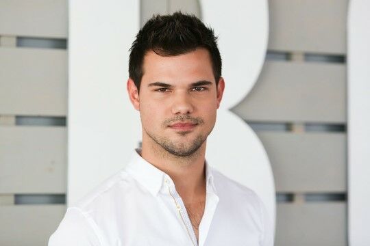 Taylor Lautner E35aa