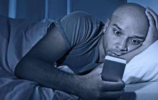 Bahaya Menggunakan Smartphone Sambil Tiduran 2