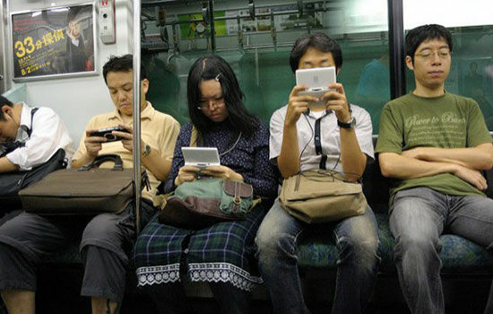 Kebiasaan Unik Orang Jepang Saat Pake Smartphone 4jpg