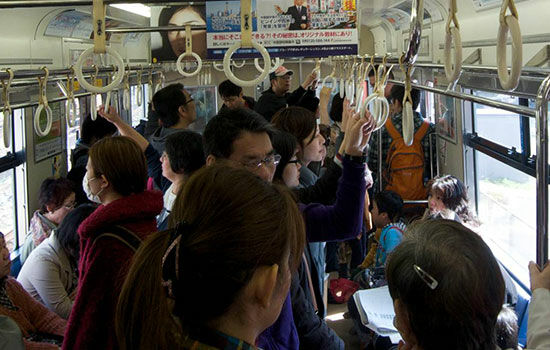 Kebiasaan Unik Orang Jepang Saat Pake Smartphone