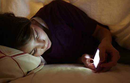 Bahaya Main Smartphone Sebelum Tidur