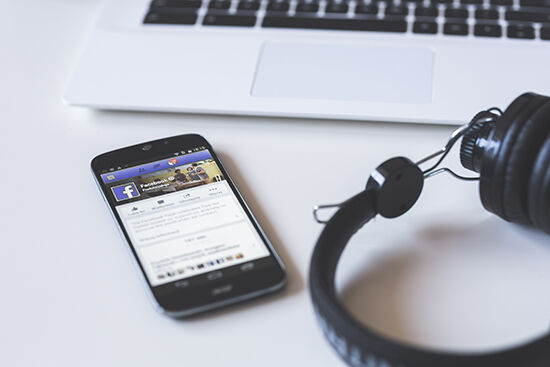 Kaboompicscomfacebook On Mobile Phone Screen