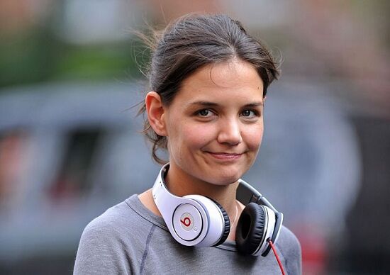 Gambar7 Katie Holmes Wearing Beats Dr Dre Headphones