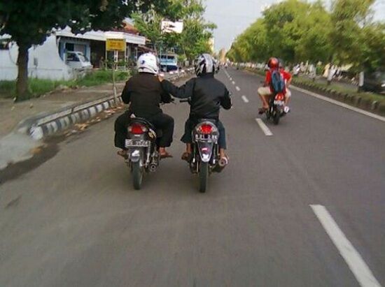 Ngobrol Sama Pengendara Lain 560x419