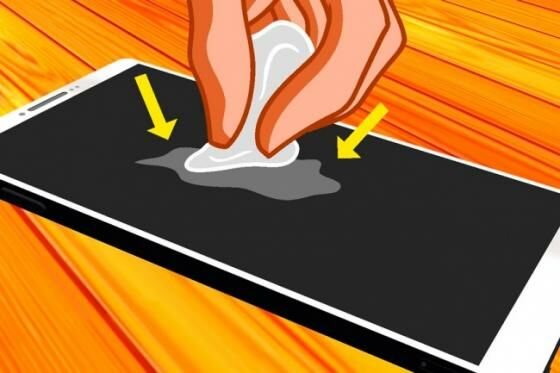 Bersihkan layar smartphone atau tablet dengan kertas biasa