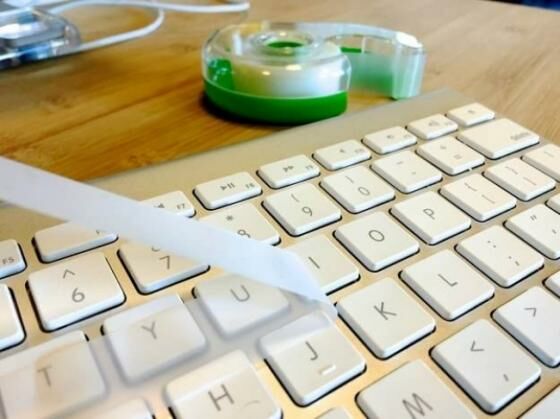Selotip untuk membersihkan keyboard