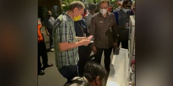 Potret Bos Jalan Tol Jusuf Hamka Borong Dagangan Pedagang Kecil Di Masa Ppkm Darurat A84fd