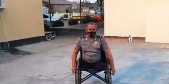 Hidup Tanpa Dua Kaki Polisi Ini Tetap Semangat Bertugas Meski Di Atas Kursi Roda 01a26