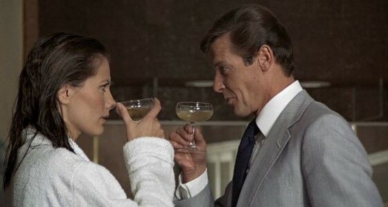 Roger Moore Aktor Dipaksa Lakukan Adegan Tidak Disukai 22f31