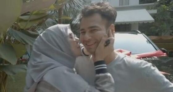 Raffi Ahmad Belikan Amy Qanita Mobil Mercy 96801