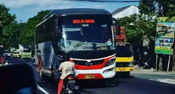 Emak Nantangin Bus 98598