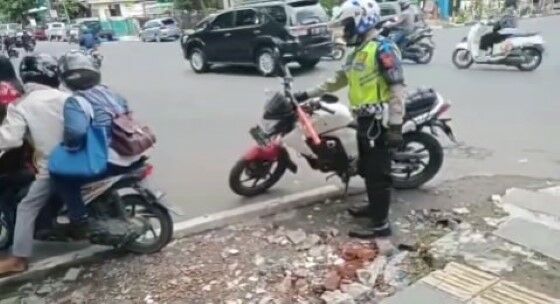 Aiptu Dadang Polisi Viral E8886