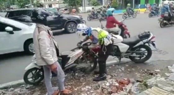 Polisi Bantu Warga Ceb5a