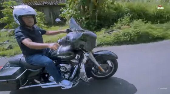 Suharto Bersama Motor Harley Davidson Miliknya 684a2