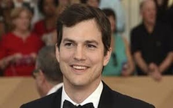 Aktor Berpendidikan Tinggi Ashton Kutcher A7909