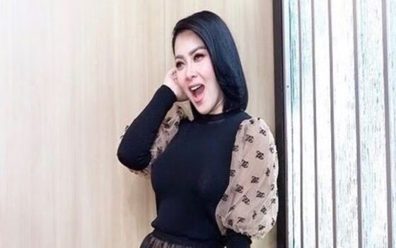 Artis Indonesia Yang Sok Update Status Inggris Tapi Gagal Syahrini 1d73b