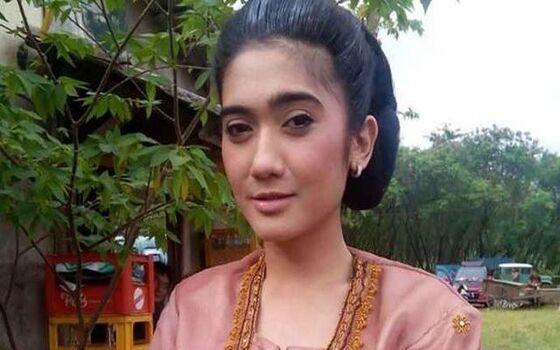 Artis Indonesia Yang Hidupnya Jadi Miris Revi Mariska 7faed