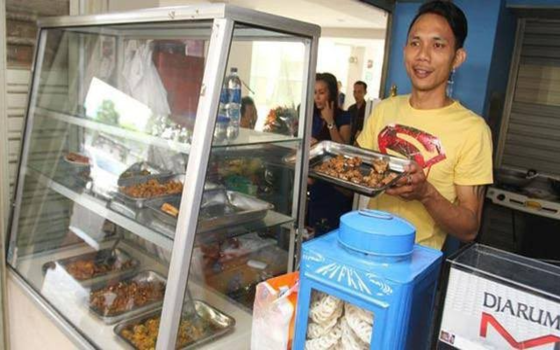 Artis Indonesia Yang Cuek Jadi Pedagang Kaki Lima Norman Kamaru Cdae3
