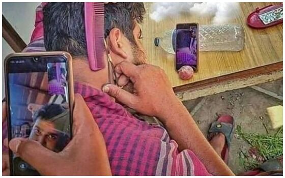 Potret Cowok Saling Bantu Ini Bikin Salah Paham Gunting Rambut E75ab