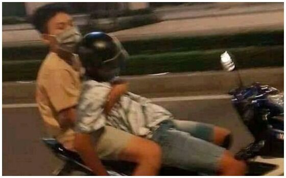 Potret Cowok Saling Bantu Ini Bikin Salah Paham Motor 27dca