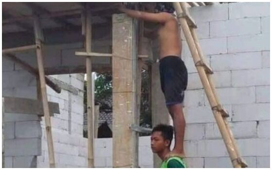Potret Cowok Saling Bantu Ini Bikin Salah Paham Tangga 11569