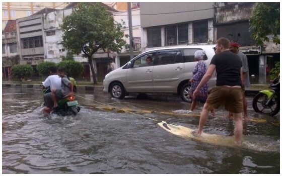 Foto Yang Membuktikan Orang Indonesia Paling Berani Sedunia Banjir 3f2ed