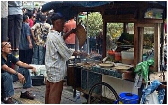 Foto Yang Membuktikan Orang Indonesia Paling Berani Sedunia Jualan Sate 2f7d6