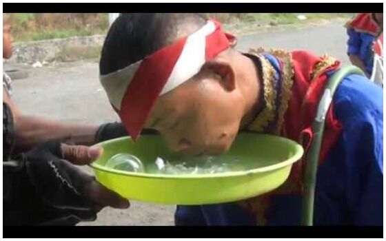 Foto Yang Membuktikan Orang Indonesia Paling Berani Sedunia Kuda Lumping F0279