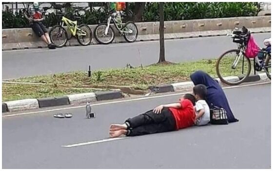 Foto Yang Membuktikan Orang Indonesia Paling Berani Sedunia Nonton Di Jalan B6dde