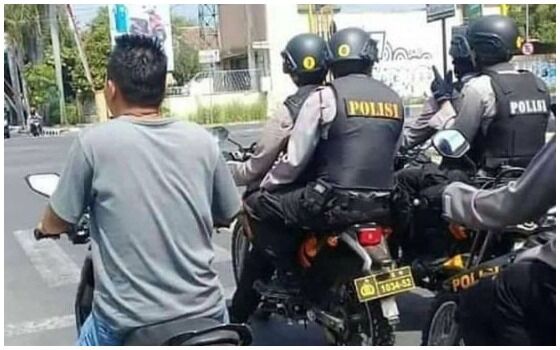 Foto Yang Membuktikan Orang Indonesia Paling Berani Sedunia Polisi E829a