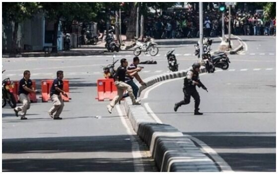 Foto Yang Membuktikan Orang Indonesia Paling Berani Sedunia Polri F15a9