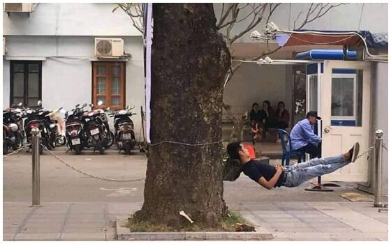 Foto Yang Membuktikan Orang Indonesia Paling Berani Sedunia Tidur Di Rantai 88f1b