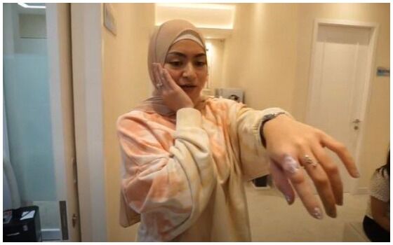 Artis Indonesia Yang Menghapus Tato Di Tubuhnya Nathalie Holscher 26be7