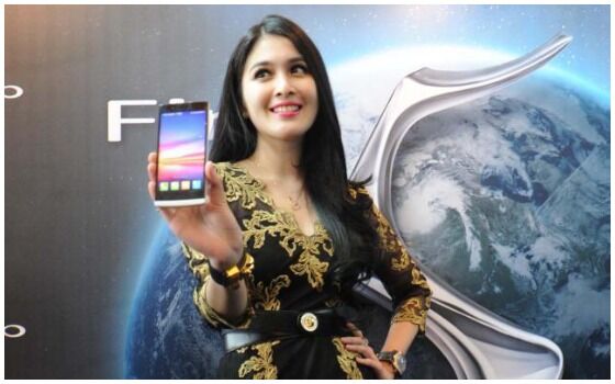 Artis Indonesia Yang Suka Pake HP Android Sandra Dewi 06964