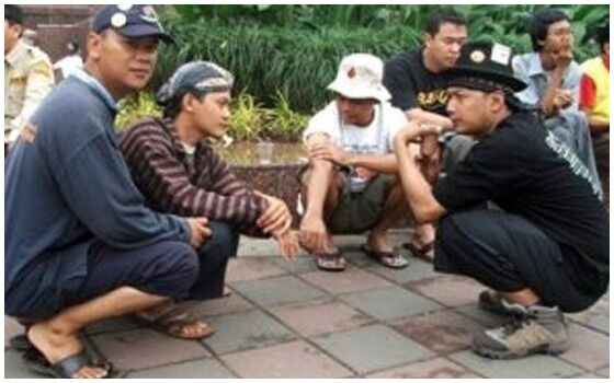 Kebiasaan Orang Indonesia Yang Dianggap Aneh Orang Bule Jongkok 8fad8