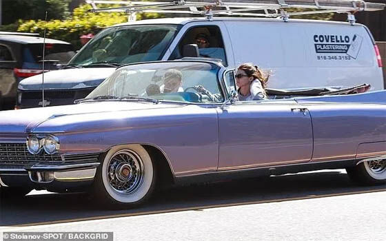 Mobil Kendall Jenner Cadillac Eldorado 402c9