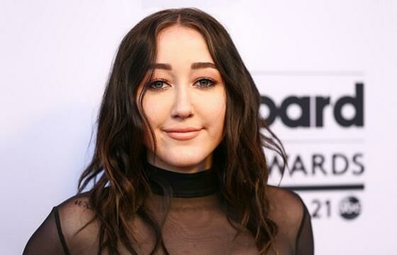 3 Noah Cyrus 4f024