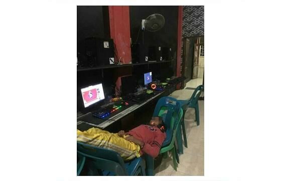 3 Tidur Di Warnet 272c1
