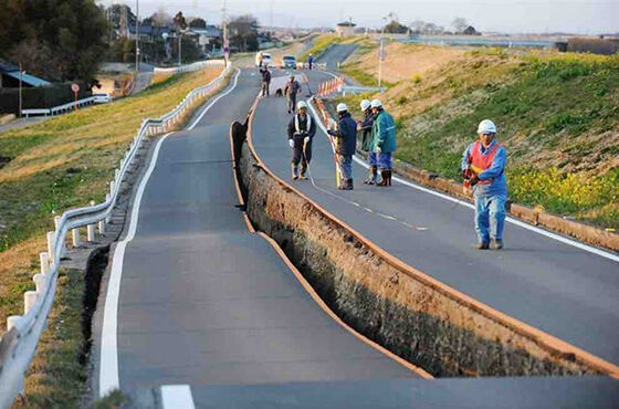 Jalan Terbelah Menjadi Dua